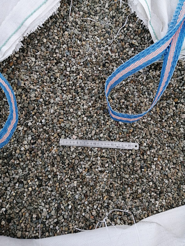 Kamenclub.ru: Галька речная окат (серая) фр.3-5 мм купить  в Крыму галька речная серая бежевый темно-серый окатанный речной камень округлый 9500 руб/т   фото КАМЕНЬ КЛУБ