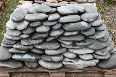 Kamenclub.ru: Галька речная плоская (темно-серая) фр. 100-200-300 мм. купить  в Крыму галька речная плоская темно-серый, серый, синий речной галечник плоский 9000 руб/т   фото КАМЕНЬ КЛУБ