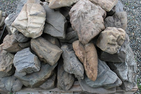 Kamenclub.ru: Песчаник декоративный ландшафтный (фр. 300-500 мм)  купить в Крыму песчаник желтый рыжий серый зеленый валун речной окатанный природный песчаника 4 500 руб/т   фото КАМЕНЬ КЛУБ