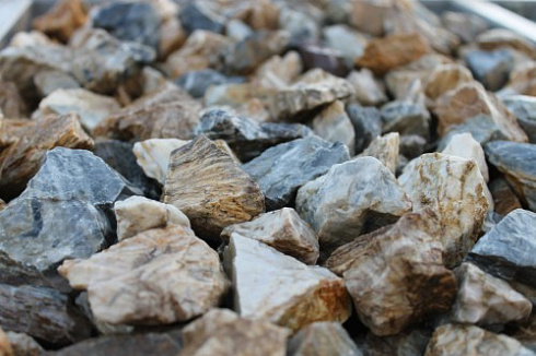 Kamenclub.ru: Мраморная крошка (щебень крошка медовый) фр. 20-40 мм.  купить в Крыму мрамор бежевый рыжий желтый ландшафтная мраморная крошка 12000 руб/т   фото КАМЕНЬ КЛУБ