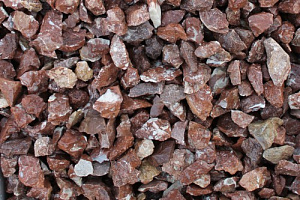 Kamenclub.ru: Мраморная крошка (щебень крошка розовый) фр. 40-70 мм.  купить в Крыму мрамр розовый, красный мраморный декоративный 11000 руб/т   фото КАМЕНЬ КЛУБ