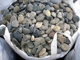 Kamenclub.ru: Галька речная плоская (ассорти) фр. 100-200-300 мм. купить в Крыму галька плоская разноцветная серый белый темно-серый синий речная галька ландшафтная 8000 руб/т   фото КАМЕНЬ КЛУБ
