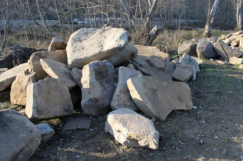 Kamenclub.ru: Песчаник плиты - плахи - пошаговые дорожки (фр. 70-150 мм)  купить в Крыму песчаник серый бежевый желтый зеленый колотый песчаник строительный 6500 руб/т   фото КАМЕНЬ КЛУБ