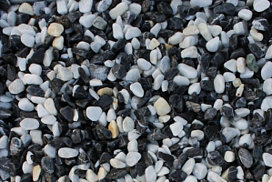 Kamenclub.ru: Мраморная крошка (щебень галтованный микс:белый-черный) фр.10-20 мм.  купить в Крыму мрамор белый, черный окатанные округлые декоративные ландшафтные камни щебня 15500 руб/т   фото КАМЕНЬ КЛУБ