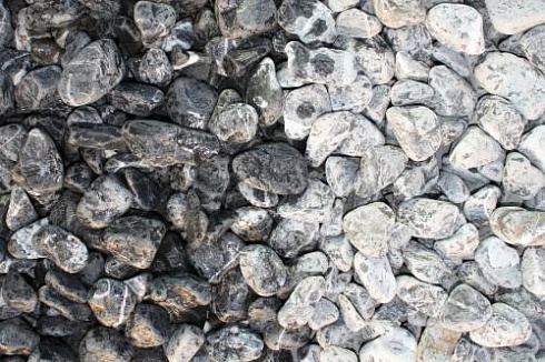 Kamenclub.ru: Щебень галтованный черный (мрамор) фр.20-40 мм.  купить в Крыму мрамор черный с белыми прожилками мрамор окатанный округлый 15000 руб/т   фото КАМЕНЬ КЛУБ