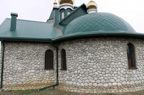 Kamenclub.ru: Галька речная плоская (бело-серая) фр. 100-200-300 мм. купить  в Крыму галька речная плоская серый, белый, бело-серый, серо-белый речная галька плоская  9000 руб/т   фото КАМЕНЬ КЛУБ