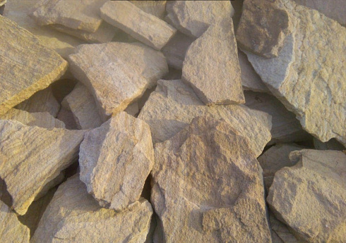 Kamenclub.ru: Песчаник пластушка "фонтанка" желтая (3,0 - 5,0 см)  купить в Крыму песчаник желтая, рыжий, желтый песчаник колотый рваный со сколом облицовочный 16200 руб/м3   фото КАМЕНЬ КЛУБ