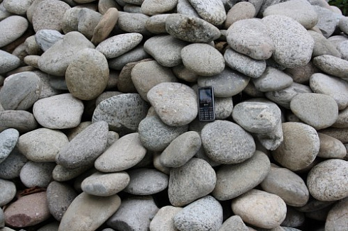 Kamenclub.ru: Галька речная плоская (серо-белая) фр. 70-120 мм. купить  в Крыму галька галечник речной серый, белый окатанная плоская  природная галька 9000 руб/т   фото КАМЕНЬ КЛУБ