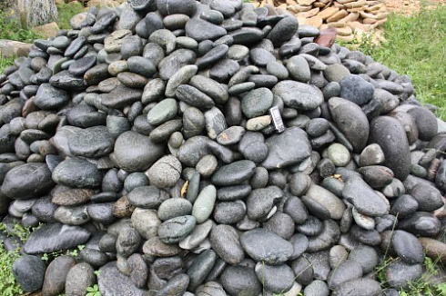 Kamenclub.ru: Темно-серый валунчик фр.100-300 мм.  купить в Крыму крупный природный камень серый, темно-серый, светло-серый речная галька большого размера окатанная 4500 руб/т   фото КАМЕНЬ КЛУБ