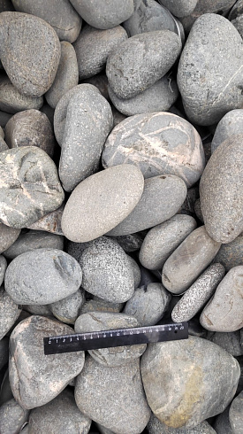 Kamenclub.ru: Галька речная окат (темно-серая) фр. 70-150 мм. купить  в Крыму галька речная темно-серая, синяя, серая речная галька округлая  8000 руб/т   фото КАМЕНЬ КЛУБ