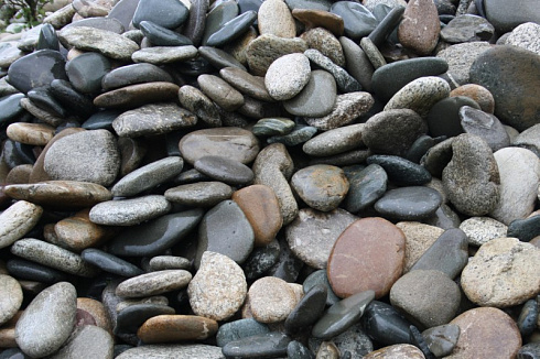 Kamenclub.ru: Галька речная плоская (ассорти) фр. 100-200-300 мм. купить  в Крыму галька плоская разноцветная серый белый темно-серый синий речная галька ландшафтная 8000 руб/т   фото КАМЕНЬ КЛУБ