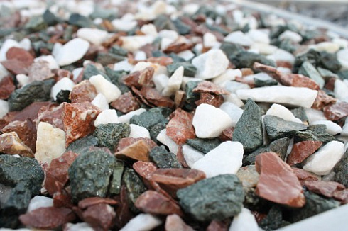 Kamenclub.ru: Мраморная крошка (щебень крошка микс: белый-зеленый-розовый) фр. 10-20 мм.  купить в Крыму мрамор белый, зеленый, розовый декоративный ландшафтный колотый щебень 12000 руб/т   фото КАМЕНЬ КЛУБ