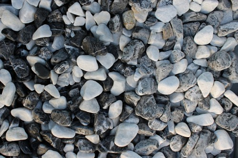 Kamenclub.ru: Мраморная крошка (щебень галтованный микс:: белый-черный) фр.20-40 мм  купить в Крыму мрамор белый, черный мраморный галтованный щебень 15500 руб/т   фото КАМЕНЬ КЛУБ