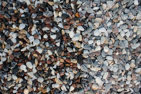 Kamenclub.ru: Мраморная крошка (щебень галтованный микс:белый-черный-розовый-медовый) фр.10-20 мм.  купить в Крыму мрамор белый, медовый, черный, розовый мраморный декоративный ландшафтный окатанный округлый галтованный щебень 15500 руб/т   фото КАМЕНЬ КЛУБ