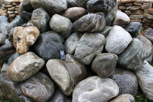 Kamenclub.ru: Речной валун Кабанчик фр.300-500 мм.  купить в Крыму крупный природный камень галька серый, темно-серый речной валун галечник масштабный 7000 руб/т   фото КАМЕНЬ КЛУБ