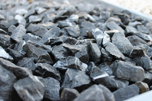 Kamenclub.ru: Щебень крошка черный (мрамор) фр. 5-10 мм.  купить в Крыму мрамор черный с белыми прожилками, черный, белый мраморная крошка декоративная ландшафтная 11000 руб/т   фото КАМЕНЬ КЛУБ