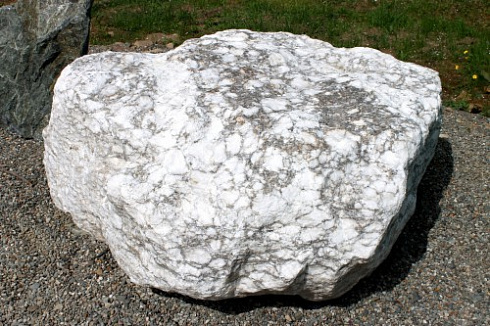 Kamenclub.ru: Мраморизированный известняк фр.500-1500 мм.  купить в Крыму    10000 руб/т   фото КАМЕНЬ КЛУБ