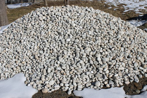 Kamenclub.ru: Галька речная окат (серо-белая) фр. 70-120 мм купить  в Крыму галька галечник бело-серая, серо-белая, серая, белая речная природная галька  8000 руб/т   фото КАМЕНЬ КЛУБ