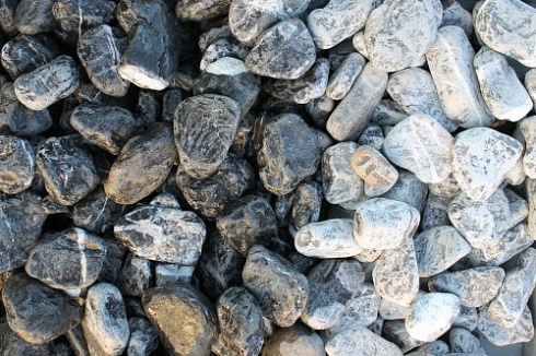 Kamenclub.ru: Щебень галтованный черный (мрамор) фр. 50-100 мм.  купить в Крыму мрамор черный с белыми прожилками щебень ландшафтный мраморный 15000 руб/т   фото КАМЕНЬ КЛУБ