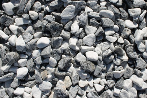 Kamenclub.ru: Мраморная крошка (щебень галтованный микс:: белый-черный) фр.20-40 мм  купить в Крыму мрамор белый, черный мраморный галтованный щебень 15500 руб/т   фото КАМЕНЬ КЛУБ