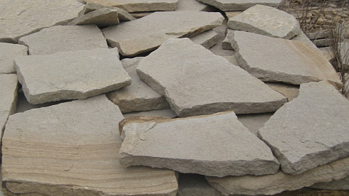 Kamenclub.ru: Песчаник пластушка светло-серый (2,0 см)  купить в Крыму плитняк- ластушка светло-серый, серый рваный ландшафтный плитняк колотый 13800 руб/м3   фото КАМЕНЬ КЛУБ