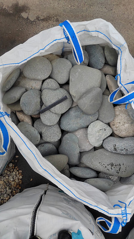 Kamenclub.ru: Галька речная плоская (темно-серая) фр. 70-150 мм. купить  в Крыму галечник природный темно-серый серый синий речная плоская природная окатанная  9000 руб/т   фото КАМЕНЬ КЛУБ