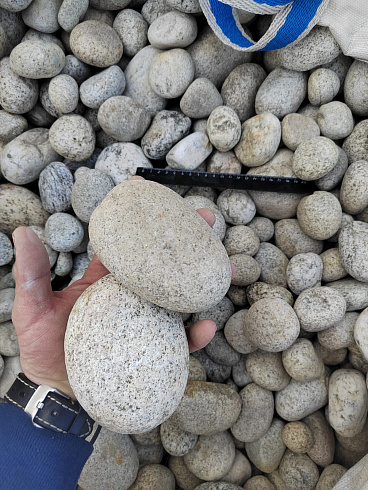 Kamenclub.ru: Галька речная окат (серо-белая) фр. 70-120 мм купить  в Крыму галька галечник бело-серая, серо-белая, серая, белая речная природная галька  8000 руб/т   фото КАМЕНЬ КЛУБ