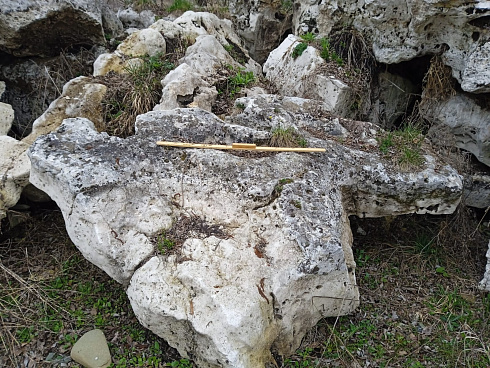 Kamenclub.ru: Выветренный известняк (степной) фр. 500-1500 мм.  купить в Крыму    10000 руб/т   фото КАМЕНЬ КЛУБ