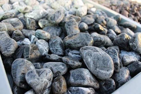 Kamenclub.ru: Щебень галтованный черный (мрамор) фр.20-40 мм.  купить в Крыму мрамор черный с белыми прожилками мрамор окатанный округлый 15000 руб/т   фото КАМЕНЬ КЛУБ