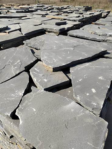 Kamenclub.ru: Песчаник пластушка светло-серый (2,0 см)  купить в Крыму плитняк- ластушка светло-серый, серый рваный ландшафтный плитняк колотый 13800 руб/м3   фото КАМЕНЬ КЛУБ