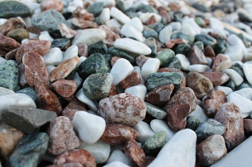 Kamenclub.ru: Мраморная крошка (щебень галтованный микс:белый-зеленый-розовый) фр.20-40 мм.  купить в Крыму мрамор белый, зеленый, розовый мрамор декоративный (галтовка) 15500 руб/т   фото КАМЕНЬ КЛУБ