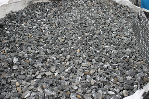 Kamenclub.ru: Щебень крошка черный (мрамор) фр. 40-70 мм.  купить в Крыму мрамор черный с белыми прожилками, черный, белый декоративный щебень 11000 руб/т   фото КАМЕНЬ КЛУБ