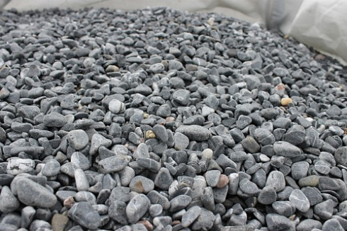 Kamenclub.ru: Щебень галтованный черный (мрамор) фр.10-20 мм.  купить в Крыму мрамор черный с белыми прожилками, черный, белый окатанный округлый ландшафтный декоративный щебень 15000 руб/т   фото КАМЕНЬ КЛУБ
