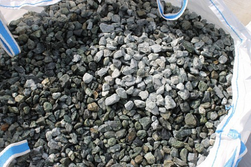 Kamenclub.ru: Щебень крошка зеленый (змеевик) фр. 20-40 мм.  купить в Крыму мрамор зеленый, салатовый ландшафтная мраморная крошка 8500 руб/т   фото КАМЕНЬ КЛУБ