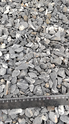 Kamenclub.ru: Щебень галтованный черный (мрамор) фр.10-20 мм.  купить в Крыму мрамор черный с белыми прожилками, черный, белый окатанный округлый ландшафтный декоративный щебень 15000 руб/т   фото КАМЕНЬ КЛУБ