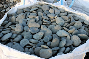 Kamenclub.ru: Галька речная плоская (темно-серая) фр. 100-200-300 мм. купить в Крыму галька речная плоская темно-серый, серый, синий речной галечник плоский 9000 руб/т   фото КАМЕНЬ КЛУБ