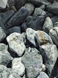 Галтованный жадеит (фр. 70-100 мм) фото Камень Клуб  купить в Крыму