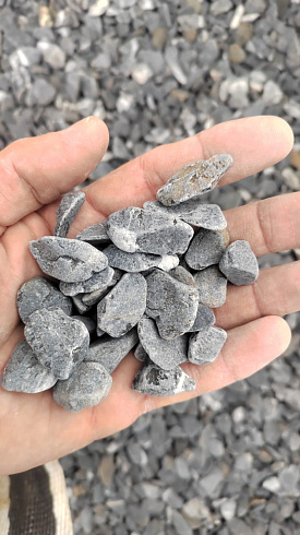 Kamenclub.ru: Щебень галтованный черный (мрамор) фр.10-20 мм.  купить в Крыму мрамор черный с белыми прожилками, черный, белый окатанный округлый ландшафтный декоративный щебень 15000 руб/т   фото КАМЕНЬ КЛУБ