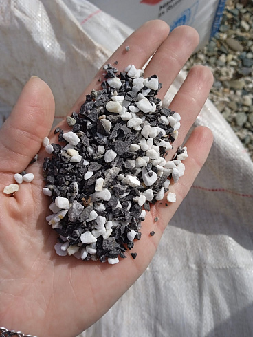 Kamenclub.ru: Мраморная крошка (щебень крошка микс : белый-черный-розовый) фр. 5-10 мм.  купить в Крыму мрамор белый, черный, розовый, разноцветный микс декоративная мраморная каменная крошка 12000 руб/т   фото КАМЕНЬ КЛУБ