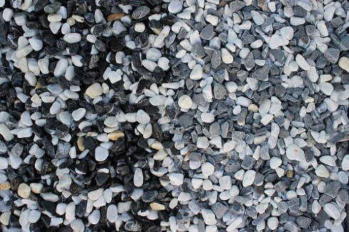 Kamenclub.ru: Мраморная крошка (щебень галтованный микс:белый-черный) фр.10-20 мм.  купить в Крыму мрамор белый, черный окатанные округлые декоративные ландшафтные камни щебня 15500 руб/т   фото КАМЕНЬ КЛУБ