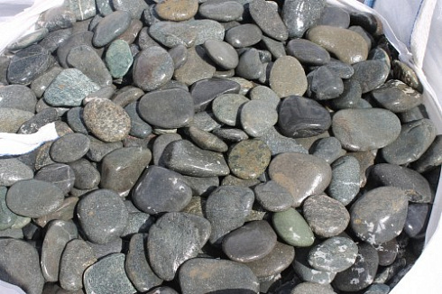 Kamenclub.ru: Галька речная плоская (темно-серая) фр. 100-200-300 мм. купить  в Крыму галька речная плоская темно-серый, серый, синий речной галечник плоский 9000 руб/т   фото КАМЕНЬ КЛУБ