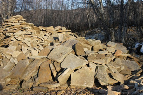 Kamenclub.ru: Песчаник плиты - плахи - пошаговые дорожки (фр. 70-150 мм)  купить в Крыму песчаник серый бежевый желтый зеленый колотый песчаник строительный 6500 руб/т   фото КАМЕНЬ КЛУБ