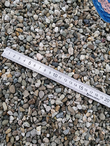 Kamenclub.ru: Галька речная окат (серая) фр.3-5 мм купить  в Крыму галька речная серая бежевый темно-серый окатанный речной камень округлый 9500 руб/т   фото КАМЕНЬ КЛУБ