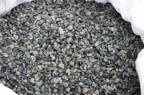 Kamenclub.ru: Щебень галтованный зеленый (змеевик) фр. 20-40 мм.  купить в Крыму мрамор зеленый, салатовый оголтованный щебень мраморный 12500 руб/т   фото КАМЕНЬ КЛУБ