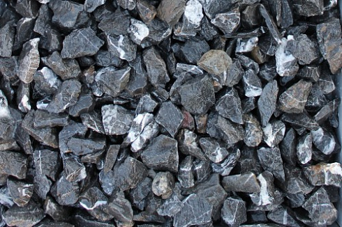 Kamenclub.ru: Щебень крошка черный (мрамор) фр. 3-5 мм.  купить в Крыму мрамор черный белый с прожилками щебень мраморный декоративный колотый 18000 руб/т   фото КАМЕНЬ КЛУБ