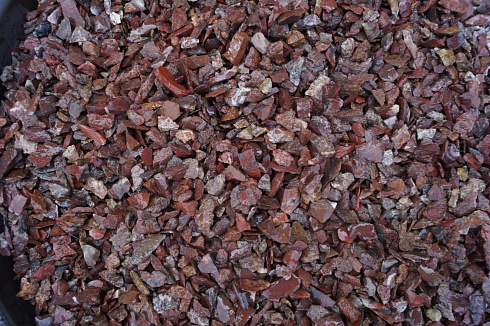 Kamenclub.ru: Щебень крошка красный (ЯШМА) фр. 20-40 мм.  купить в Крыму яшма красный, бордовый декоративный ландшафтный щебень 9000 руб/т   фото КАМЕНЬ КЛУБ