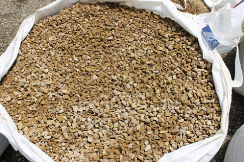 Kamenclub.ru: Щебень крошка желтый (песчаник) фр. 10-20 мм.  купить в Крыму песчаник бежевый, серый, рыжий декоративный ландшафтный щебень колотый 9500 руб/т   фото КАМЕНЬ КЛУБ