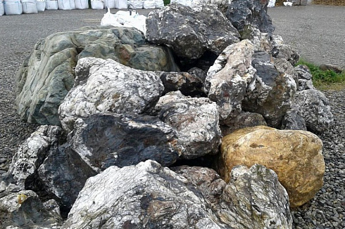 Kamenclub.ru: Черный гранит - кварцит фр. 100-500 мм.  купить в Крыму мрамор гранит черный с белыми прожилками, серый, белый валун скальный колотый 7000 руб/т   фото КАМЕНЬ КЛУБ