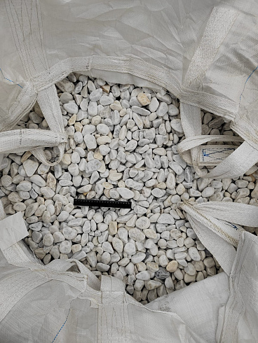 Kamenclub.ru: Мраморная крошка (щебень галтованный белый) фр.40-70 мм.  купить в Крыму мрамор белый молочный айвори окатанный округлый природный камень 17000 руб/т   фото КАМЕНЬ КЛУБ