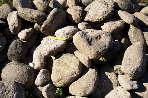 Kamenclub.ru: Конгломераты фр. 300-1000 мм.  купить в Крыму кварц мрамор диабаз коричневый, серый зеленоватый речной валун крупный 6500 руб/т   фото КАМЕНЬ КЛУБ